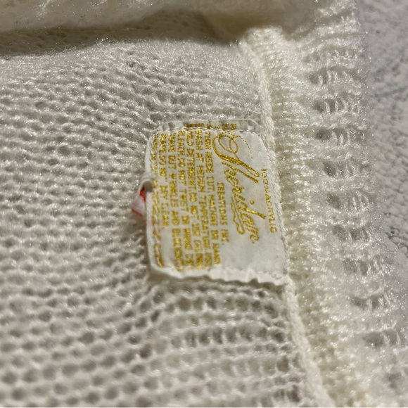 Cozy Vintage Cream Knit Sweater. Medium - Picture 3 of 8